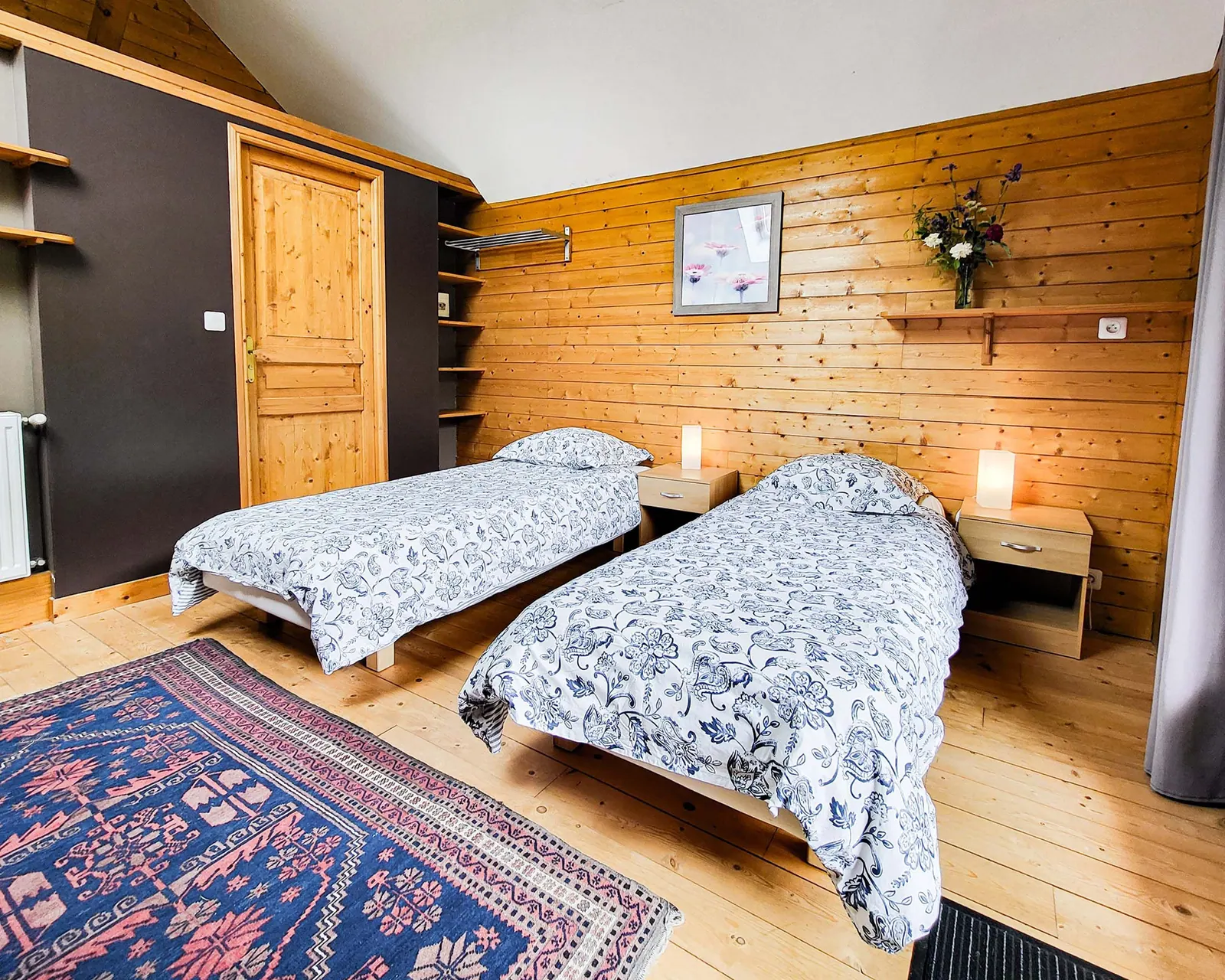 Une chambre des Arnaux, lambris de bois clair