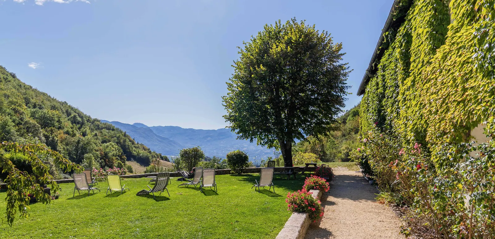La terrasse des Arnaux et ses fauteuils face aux montagnes
