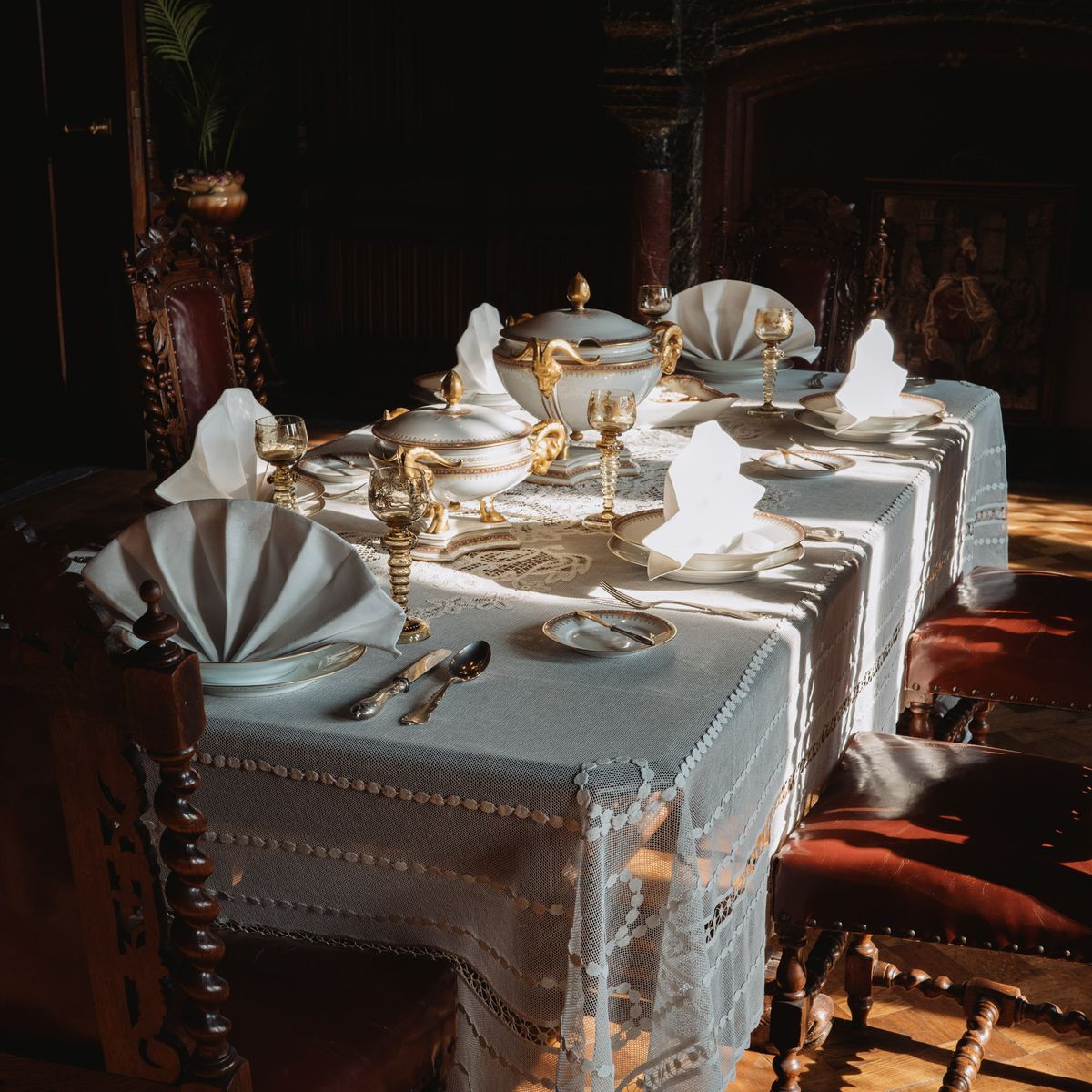 Table à manger dressée avec vaisselle et éclairage chaleureux pour un repas partagé
